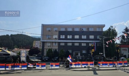 Leposavić: Mirno jutro, Srbi ne odustaju od svojih zahteva i sede ispred zgrade opštine (FOTO)