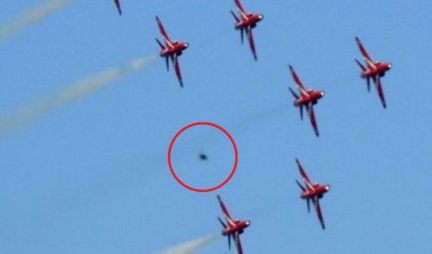 (FOTO/VIDEO) BRITANSKE CRVENE STRELE ZABAVLJALE PUBLIKU BRAVURAMA NA NEBU, onda je usledio šok! Još nešto pridružilo se borbenim avionima!