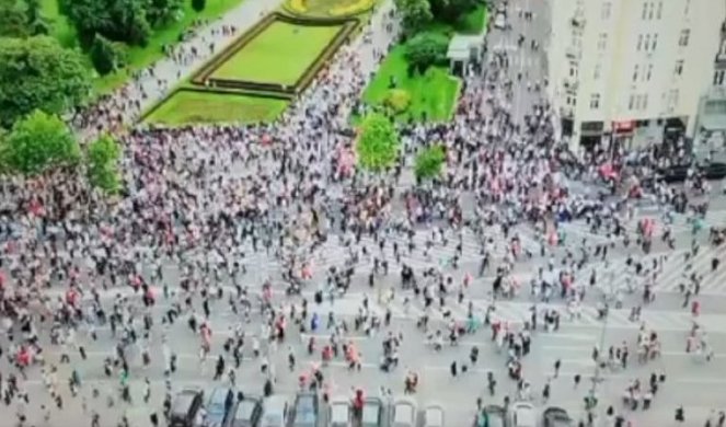 MANJE LJUDI NEGO NA PROŠLOM PROTESTU! Snimak iz vazduha pokazuje koliko njih je izašlo na ulice (VIDEO)