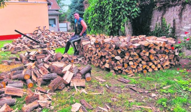 INFORMER SA HUMANITARCEM IZ RUME O KOME PRIČA ČITAVA SRBIJA: Viktor besplatno cepa drva da pomogne bolesnoj deci