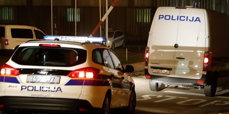 Srbin poginuo u Hrvatskoj bežeći od policije! Švercovao migrante pa se zakucao u drvo!