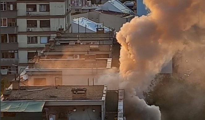 GORI STAN U ULICI VOJVODE STEPE U BEOGRADU! Iz objekta kulja veliki dim! (FOTO/VIDEO)
