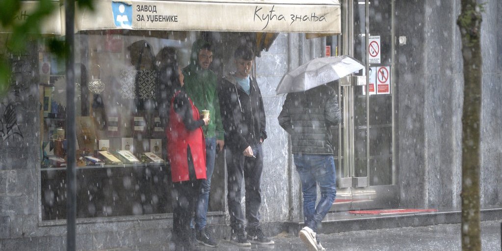 RHMZ NAJAVIO PLJUSKOVE SA GRMLJAVINOM: Temperatura pala za 10 stepeni, najviše padavina se očekuje u ovim delovima Srbije