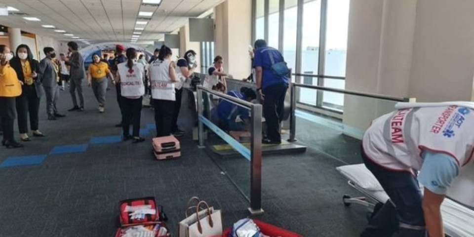 Horor na tajlandskom aerodromu: Ženi pokretne stepenice otkinule nogu (FOTO)