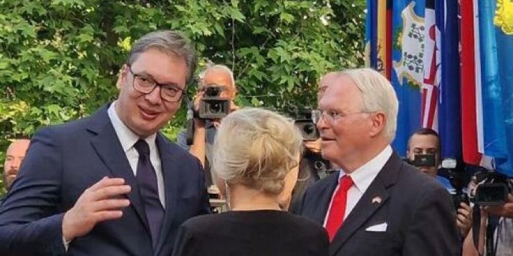 Predsednik Vučić na prijemu u ambasadi SAD: Čestitao sam i podsetio na univerzalne vrednosti Deklaracije o nezavisnosti