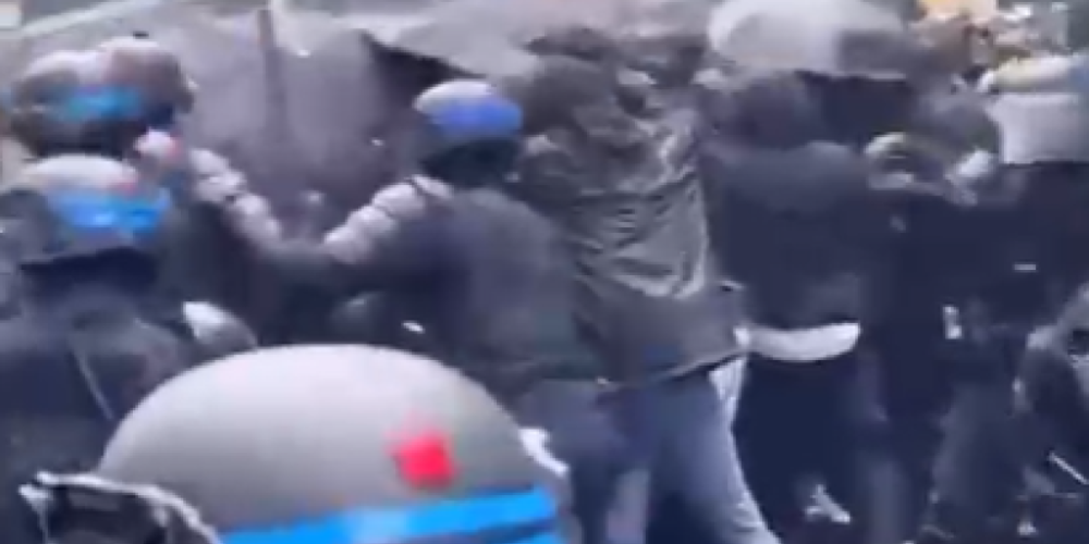 Policija nasilno napada demonstrante, opljačkane prodavnice, ulice u plamenu! Haos širom Francuske se nastavlja, nemiri i nasilje eskalirali u Marseju! (VIDEO)