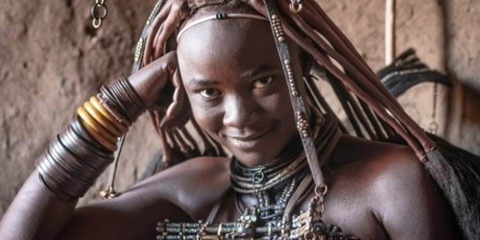 Crvene žene kojima je kupanje strogo zabranjeno! Rituali lepote plemena Himba
