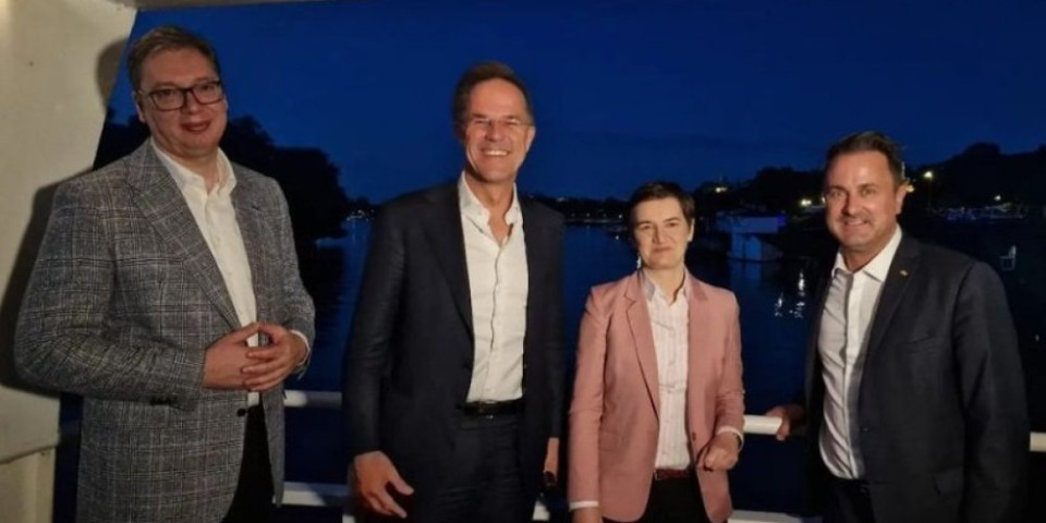Na večeri sa premijerima Luksemburga i Holandije: Vučić pokazao Ruteu i Betelu srpsku prestonicu sa vode (FOTO)