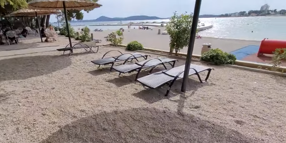 Užas na Jadranu! Žena preminula na plaži: Krenula u vodu i samo se srušila, deca se igrala pored