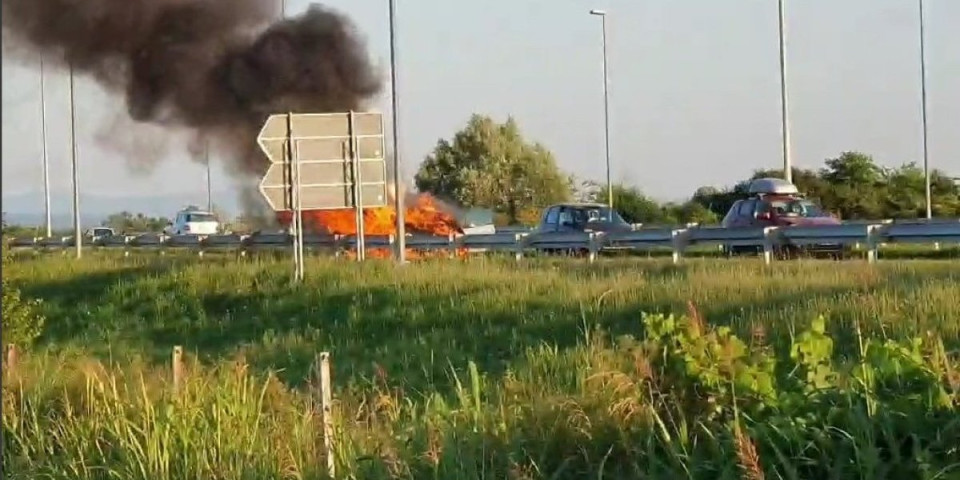 Zapalio se auto turskog državljanina! (FOTO, VIDEO)