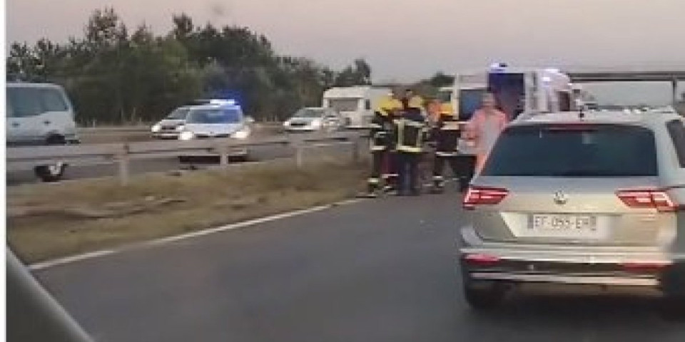 U punoj brzini zakucao se autom u betonski stub, vatrogasci sekli smrskano vozilo! (VIDEO)
