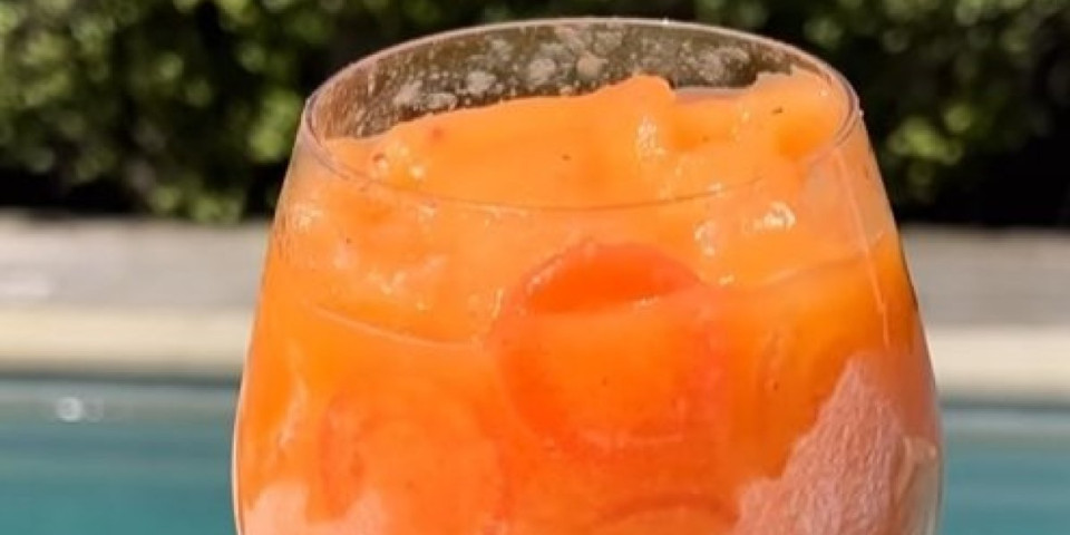 Savršeni osvežavajući alkoholni frape od breskve! Pravićete ga celog leta (VIDEO)