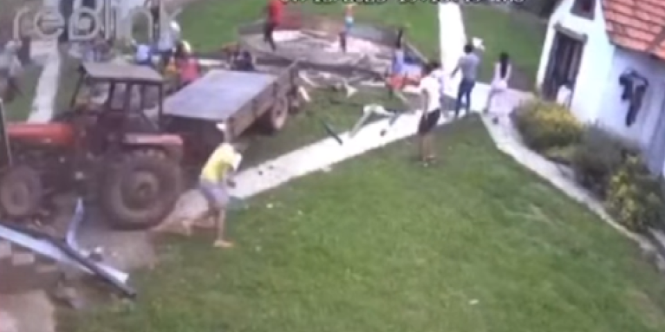 Evo kako se traktorom zakucao u kuću! Maloletnik izgubio kontrolu, teško povređene četiri osobe! (VIDEO)