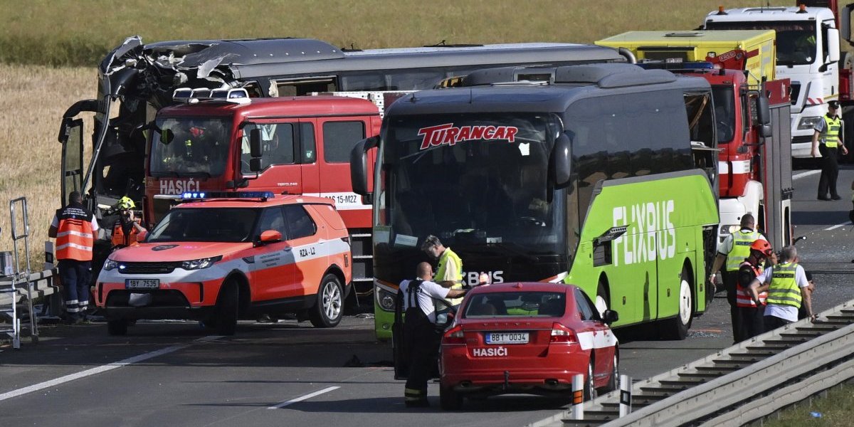 Stravičan udes na autoputu u Češkoj: U sudaru dva autobusa jedna osoba nastradala, oko 50 povređenih!