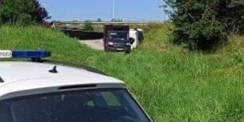(FOTO/VIDEO) Tuga! Preminuo vozač kamiona: Sleteo sa puta na Ibarskoj i prevrnuo se