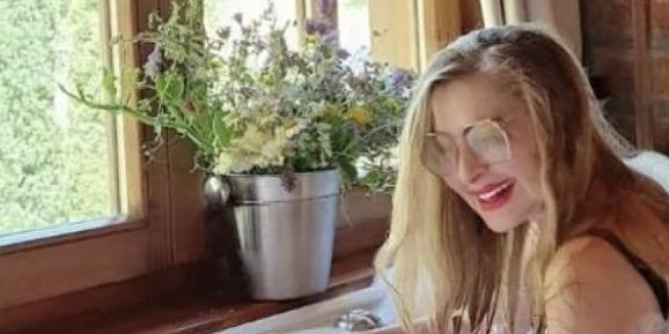 Glumica zapalila internet vrelim kadrovima iz džakuzija! Danica Maksimović obline prekrila penom: "Za nju vreme teče unazad" (FOTO/VIDEO)