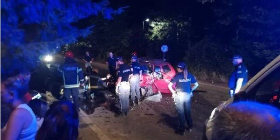 Sudar "juga" i "audija" u Obrenovcu! Vatrogasci sekli vozilo da oslobode povređene (FOTO)