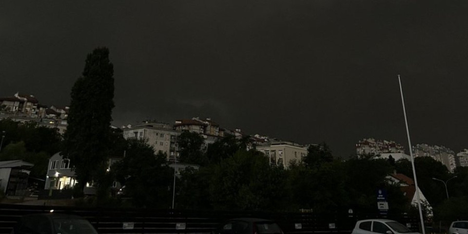 Orkanski vetrovi u Beogradu! Delovi grada bez struje, čuju se udari groma!