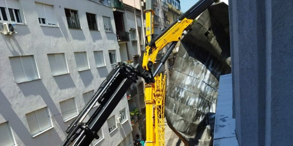 Pao krov sa zgrade na Vračaru! Tragedija izbegnuta za dlaku! (FOTO, VIDEO)