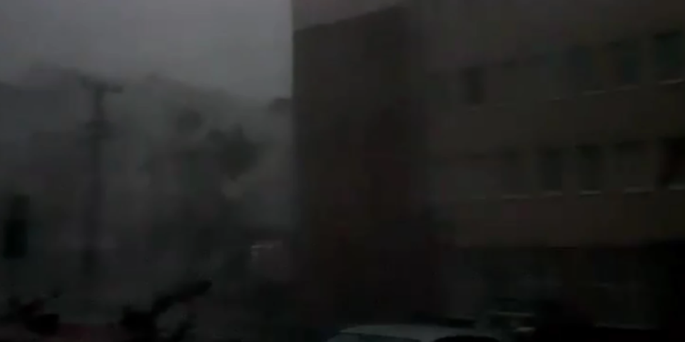 (VIDEO) Horor neviđenih razmera! Gnev prirode se obrušio na Bačku Palanku, oluja razara sve pred sobom!