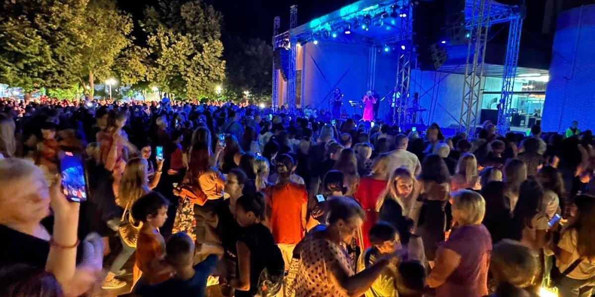 Održan koncert Goce Tržan i njenog benda povodom organizacije sportskog kampa u Knjaževcu (FOTO)