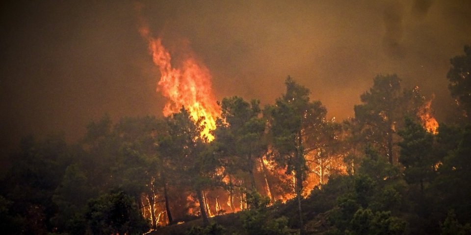 (VIDEO) Pakao na Rodosu! Požar izmiče kontroli na tri fronta, turisti beže glavom bez obzira!