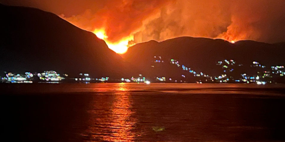 Vatra snažno bukti na severu Krfa! Plamen stigao do kuća, poslednjih sat vremena požari u Grčkoj besne van kontrole (FOTO+VIDEO)