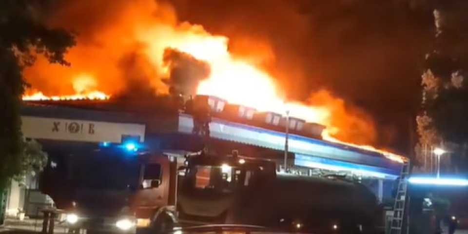 Stravičan požar u Boru! Vatra 5 sati gutala železničku stanicu, velika količina dima! (FOTO, VIDEO)