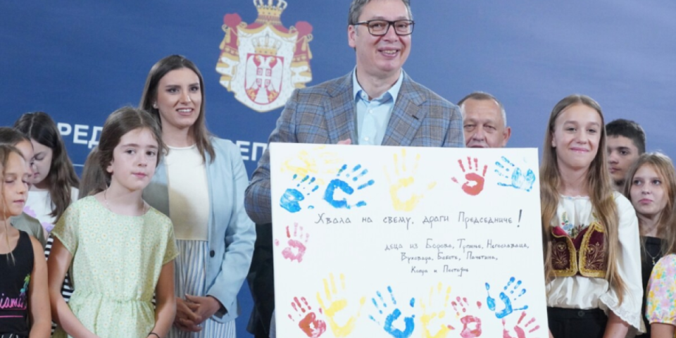 Srpska deca iz regiona uručila Vučiću poklon - Poštovani predsedniče, hvala vam na svemu!