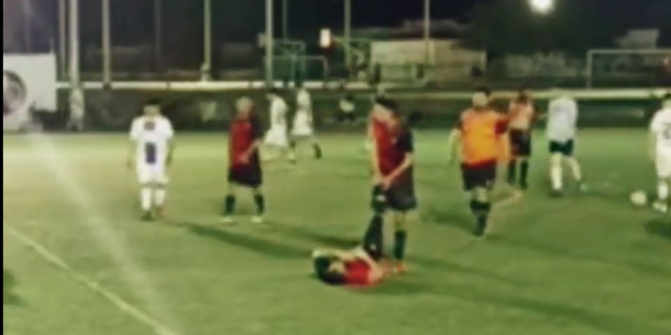 Jezive scene! Ubijen trener usred utakmice, fudbaleri unezvereno gledali (VIDEO)