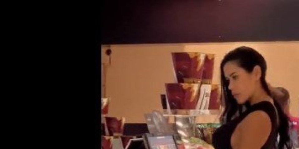 Devojka bez gaćica ušetala u prodavnicu! Šok na mrežama - gola haljina izazvala haos (VIDEO)