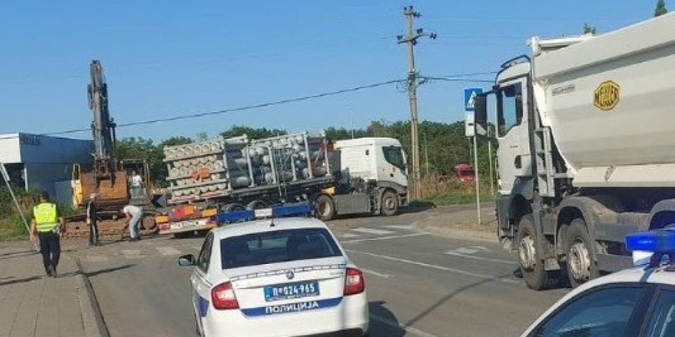 Saobraćajka u Obrenovcu! Kamion koji prevozi boce sa metanom sleteo sa puta (FOTO)