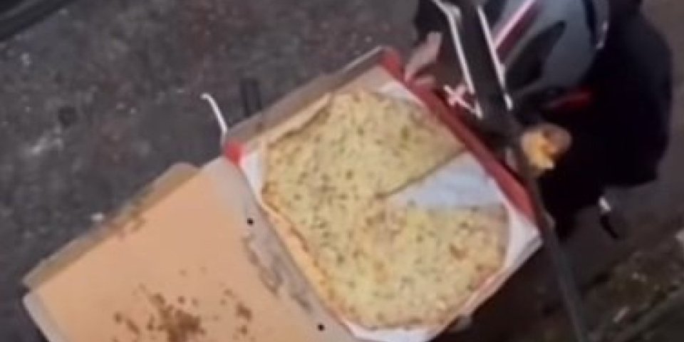 Fuj! Odakle mu ideja! Dostavljač pojeo deo pice, pa zapakovao da deluje netaknuto (VIDEO)