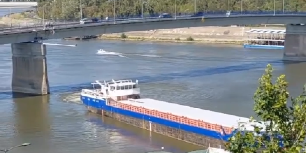 Uzbuna u Novom Sadu! Teško natovarena barža udarila u stub mosta Duga! (VIDEO)