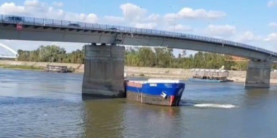 Češka "Ksenija"  se zakucala u most: Detalji nesreće na Dunavu u Novom Sadu