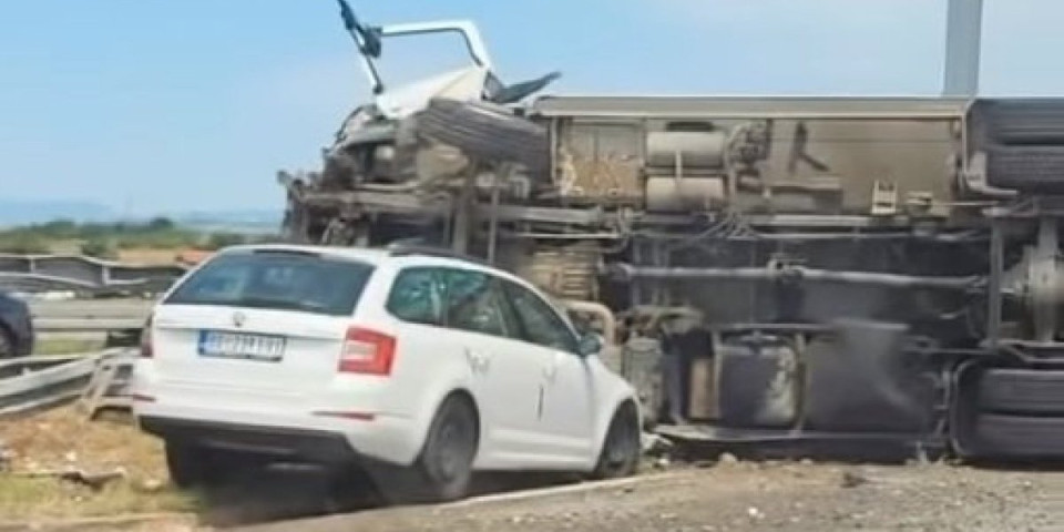 Prevrtanje bez težih posledica!  Poznato stanje povređenih u sudaru kamiona i "škode" (VIDEO)