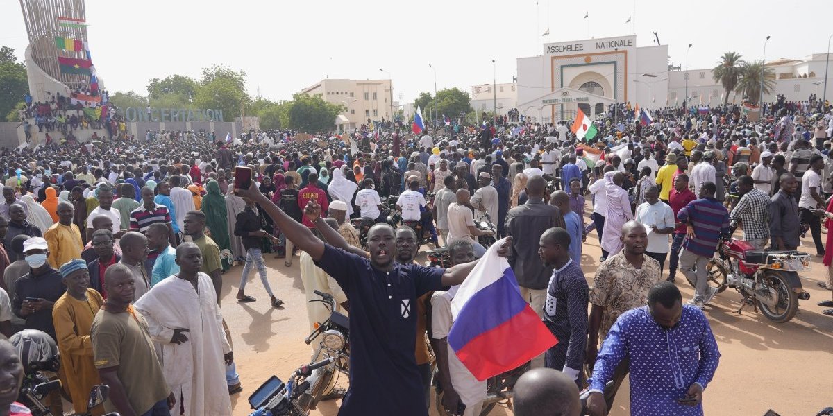 Počelo je! Ko je pucao na pristalice vojne hunte kod francuske ambasade u Nigeru?! Pariz tvrdi, nismo mi!