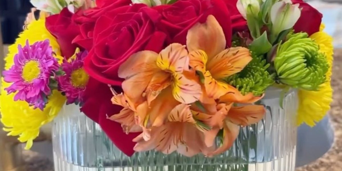 Sipala je 2 sastojka u vodu sa cvećem! Produžićete im rok trajanja i izgledaće nikad lepše (VIDEO)