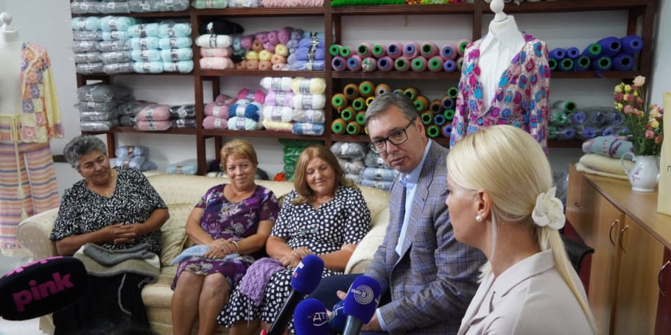 Ja se u modu ne razumem, ali vama čestitam! Vučić u obilasku radionice za pletenje u Priboju: Za rad i ulaganje, dobićete pomoć države! (FOTO)