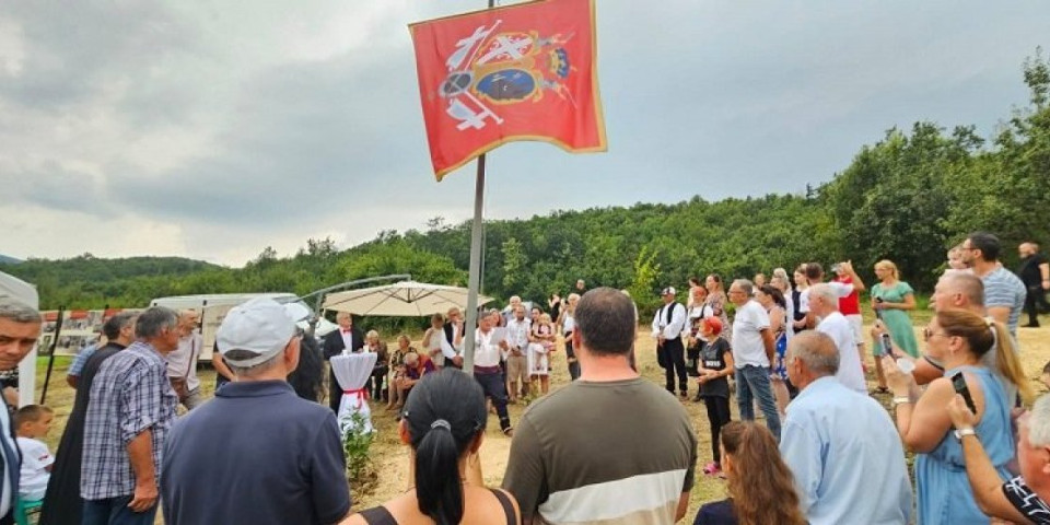 Opet se viori zastava Karađorđevog barjaktara! Posle dva veka osvanula na ognjištu Tanaska Rajića (FOTO)