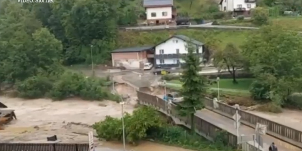 Za trenutak izbegnuta tragedija! Bujica odnela deo mosta u Sloveniji: Automobil se zaustavio u zadnji čas (VIDEO)