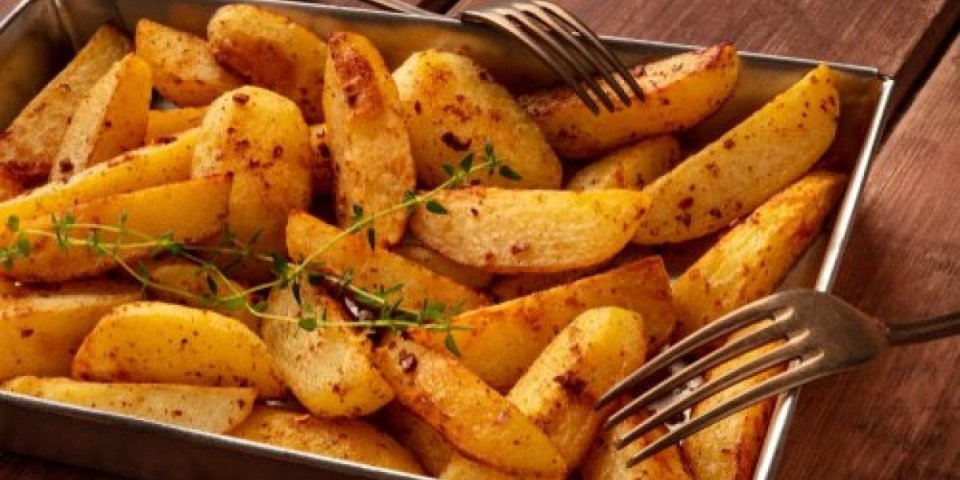 Mali i jednostavan trik! Kako da vam krompir iz rerne uvek bude savršeno hrskav
