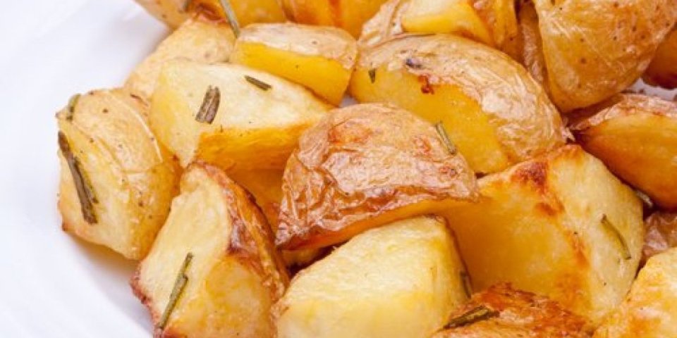 Najbolji recept za pekarski krompir! Hrskava korica, peče se kraće nego ikada (VIDEO)