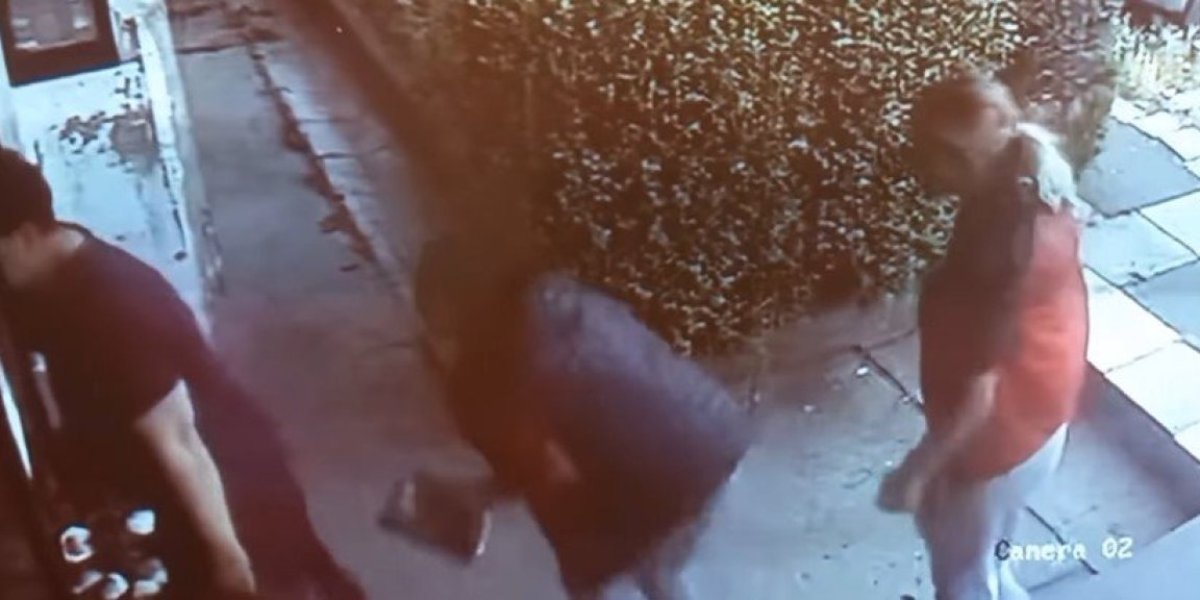 (VIDEO) Opljačkale ženu na ulazu u zgradu u Zemunu