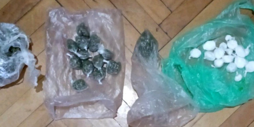 U stanu štekovao 16 paketića "trave" i amfetamin: Uhapšen diler u Novom Sadu