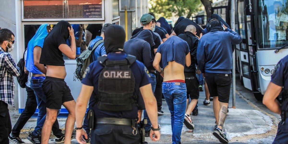 Fanovi AEK-a čekaju Hrvate ispred suda! Policijac pogođen flašom!