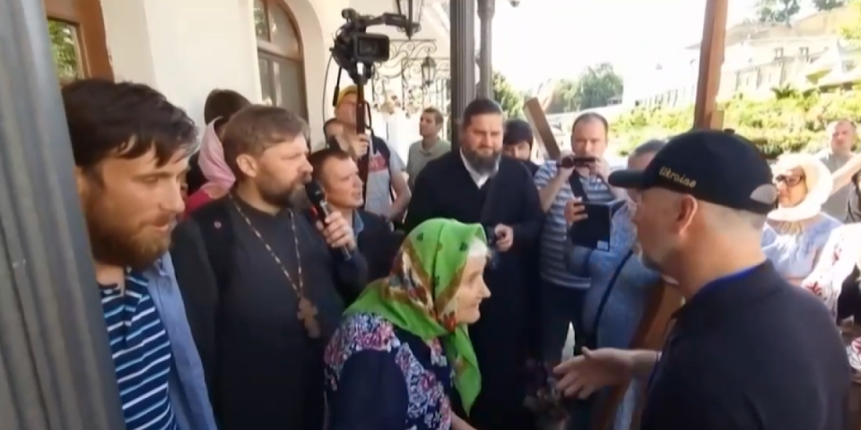 Crvene beretke upale u Kijevsku lavru: Počelo nasilno iseljavanje monaha, vernicima zabranjeno da uđu u manastir (VIDEO)