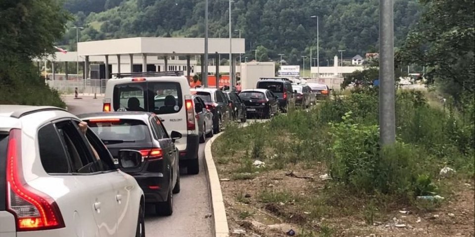 Kolaps na graničnim prelazima kod Prijepolja! Kilometarske kolone vozila, ali to je samo početak haosa - kroz Crnu Goru se putuje satima