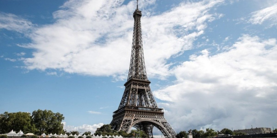 (VIDEO) Drama usred Pariza: Nakon pretnje o bombi evakuisana Ajfelova kula!
