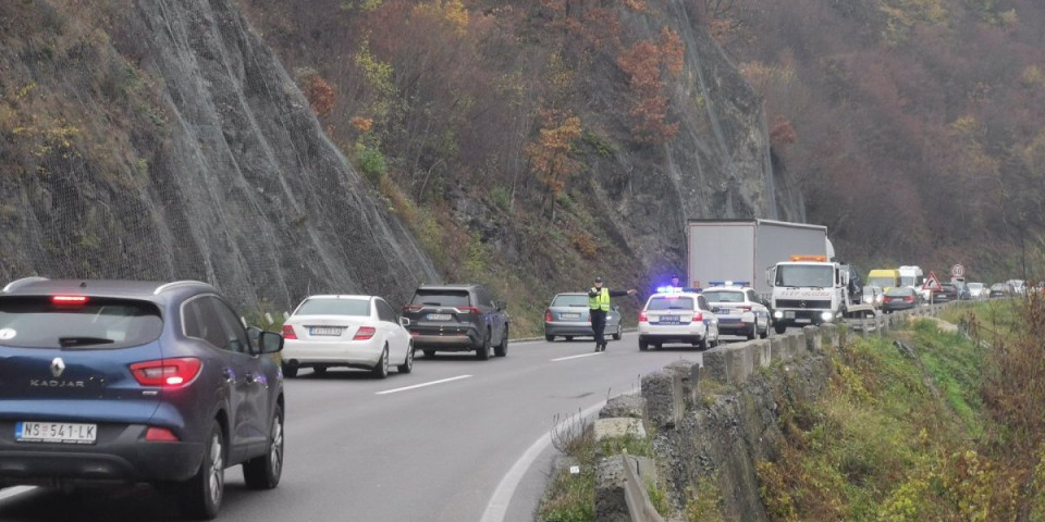 Sedmoro povređenih u udesu kod Čačka! Policijski uviđaj u toku (FOTO)